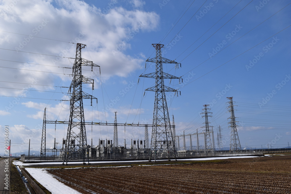 変電設備と送電線 変電設備と送電線