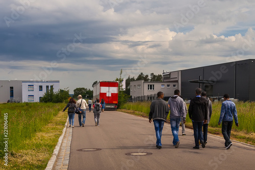 Fotografia A group of people, white and black refugees are on the road