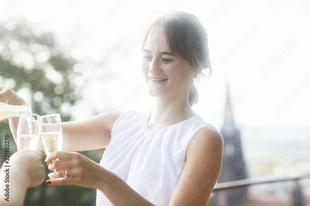 junge Frau feiert mit Sekt draussen junge Frau feiert mit Sekt draussen