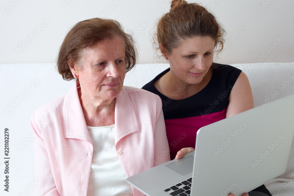 Mutter und Tochter am Computer Mutter und Tochter am Computer