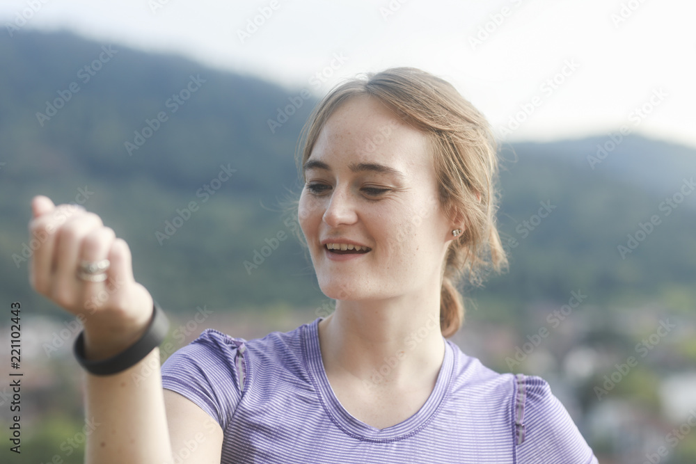 Junge Frau mit Sportshirt aussen Junge Frau mit Sportshirt aussen