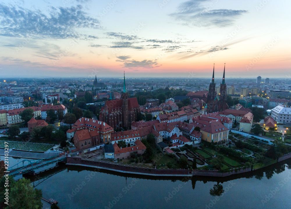 Obraz premium Wroclaw View at Tumski island and Cathedral of St John the Baptist. Poland.