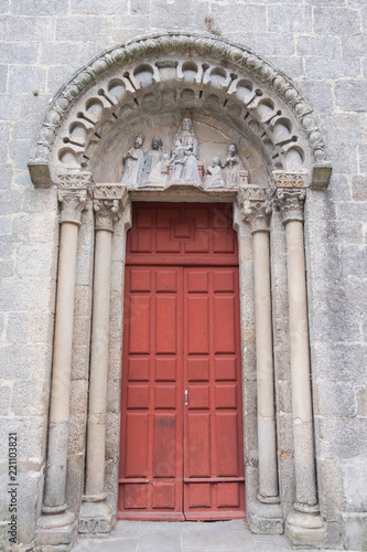 Puerta principal de la iglesia románica de San Fiz de Solovio, Santiago de Compostela. Galicia, España.