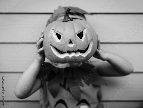 Fotografia Little kid with Halloween pumpkin