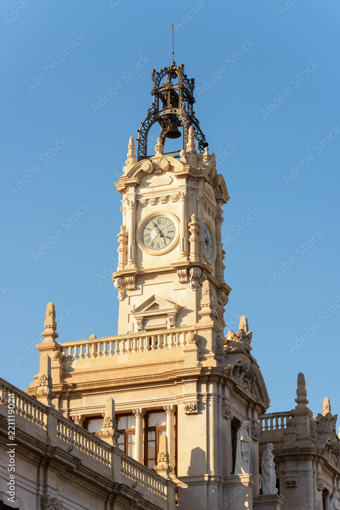 Torre campanario en el ayuntamiento de Valencia. España