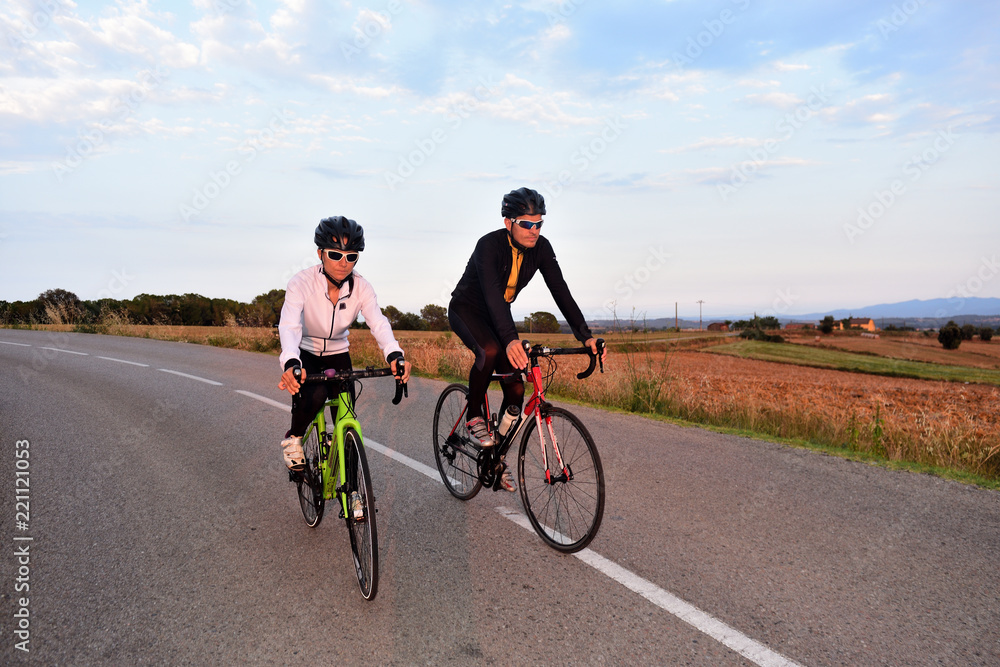 Fototapeta premium cycling couple on a road