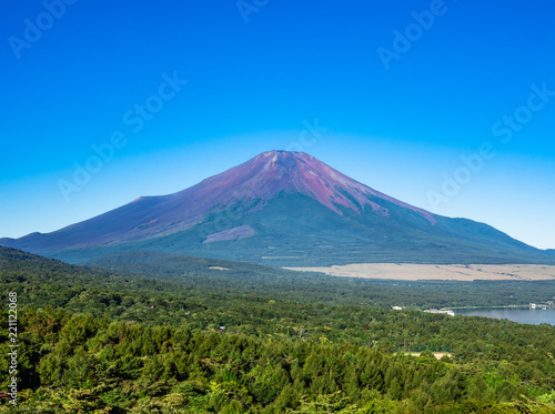 山中湖畔から眺める富士山