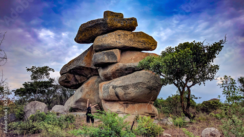 Quadro em tela A balancing rock with a woman, Epworth, Harare, Zimbabwe