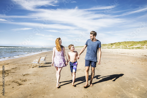 Netherlands, Zandvoort, happy family walking on the beach © Westend61