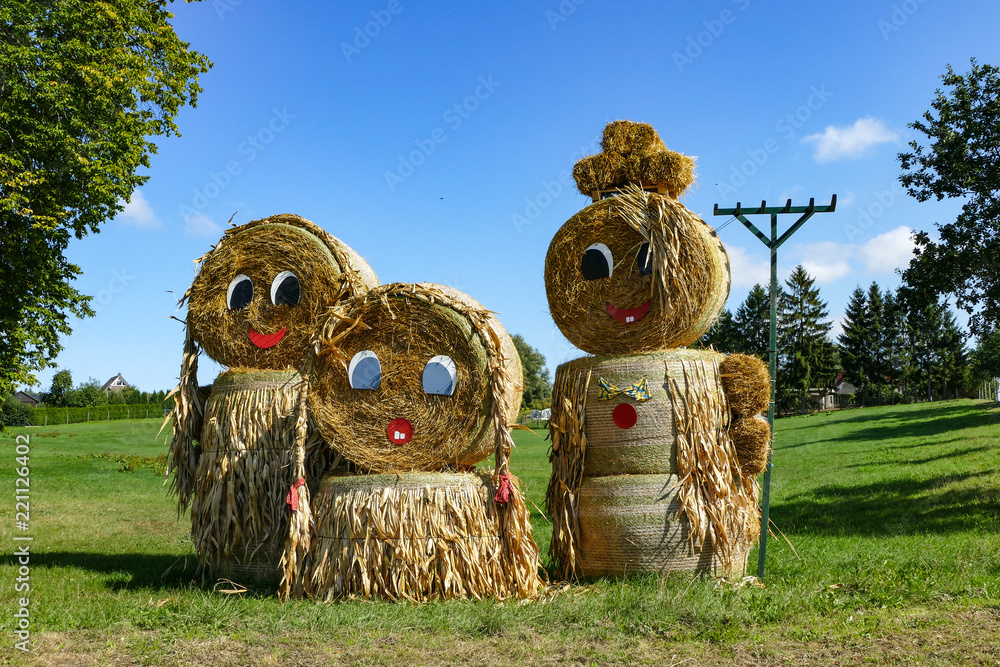 Thanksgiving figures of straw bales