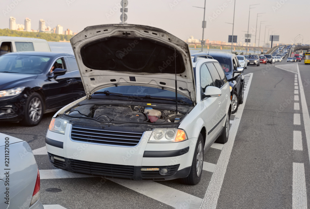 Obraz premium Auto broken down on the city road.