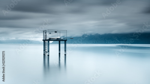Un plongeoir au milieu du lac léman