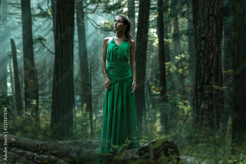 Frau mit Abendkleid im Wald