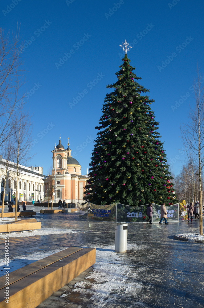 Obraz premium Moscow, Russia - January 9, 2018: Christmas tree on the square near Zaryadye landscape Park. Varvarka street