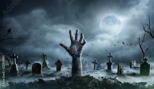 Fotografia Zombie Hand Rising Out Of A Graveyard In Spooky Night