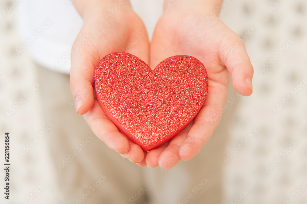 Obraz premium Boy Holding Heart