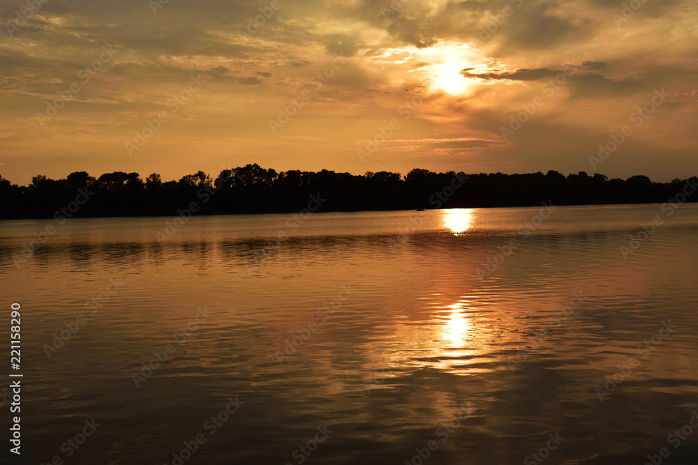 piękny zachód słońca na mazurskim jeziorem