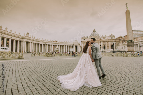 Canvas Print Young wedding couple by Saint Peter cathedral in Vatican