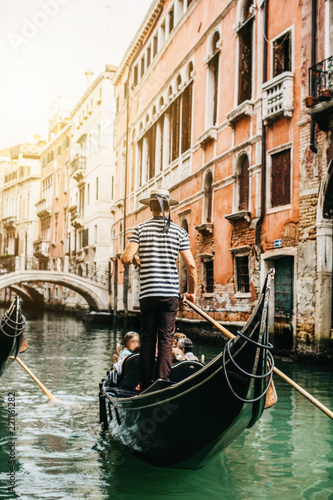Gondelfahrer in Venedig © nokturnal