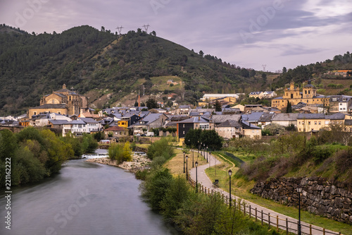 Villafranca del Bierzo - Das spanische Dorf liegt auf dem Jakobsweg - Blick auf das Zentrum und den Fluss Rio Burbia und Valcarce