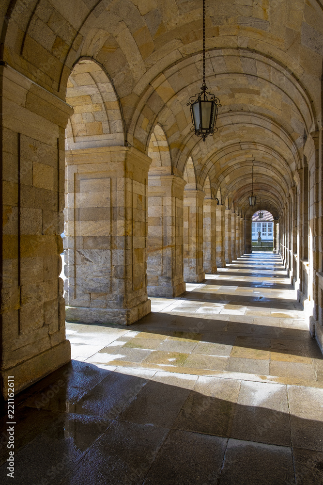 Fototapeta premium Concello de Santiago de Compostela - Unterführung des Verwaltungsgebäudes gegenüber der Kathedrale