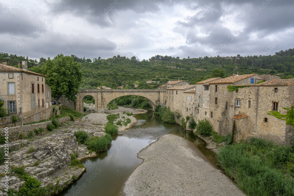 La antigua arquitectura histórica que incluye el famoso puente sobre el pequeño río de montaña en el pueblo medieval Lagrasse, el pueblo más hermoso de Francia.