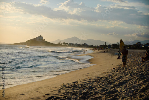 Fim de tarde na praia surfista