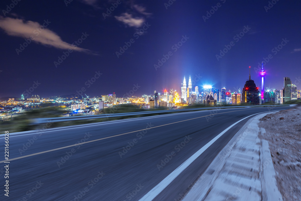 Naklejka premium empty asphalt highway through modern city