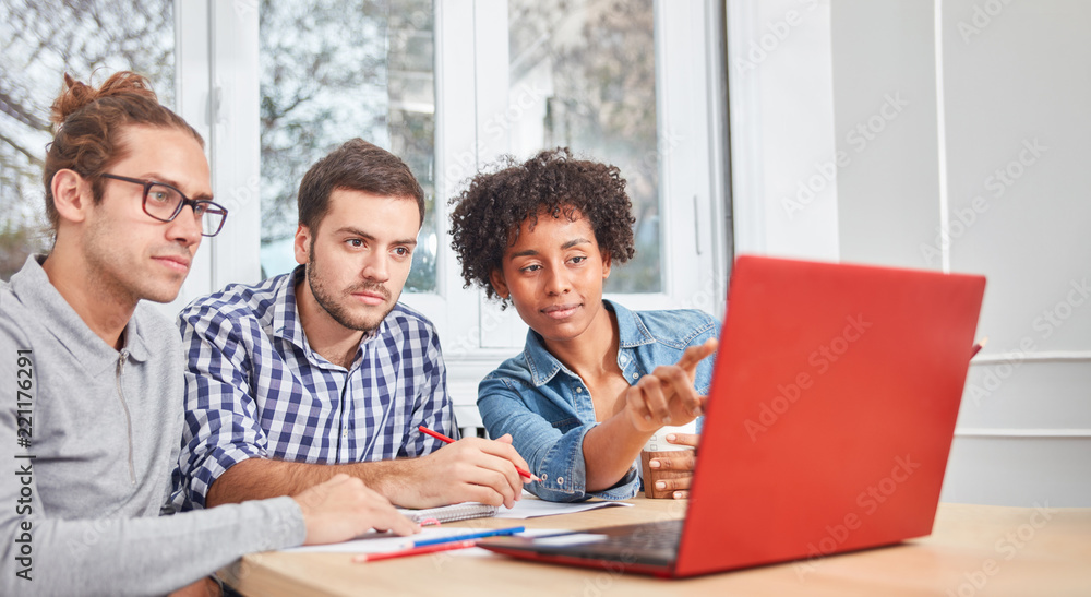 Junges Business Start-Up Team am Laptop Junges Business Start-Up Team am Laptop