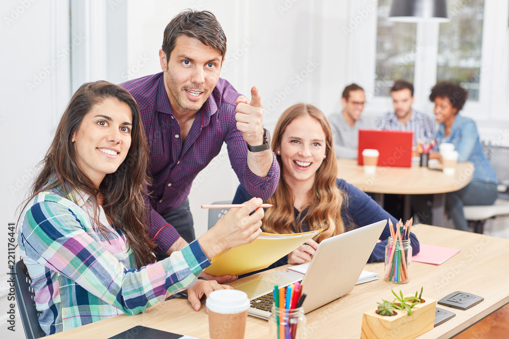 Erfolgreicher Start-Up Gründer im Coworking Büro Erfolgreicher Start-Up Gründer im Coworking Büro