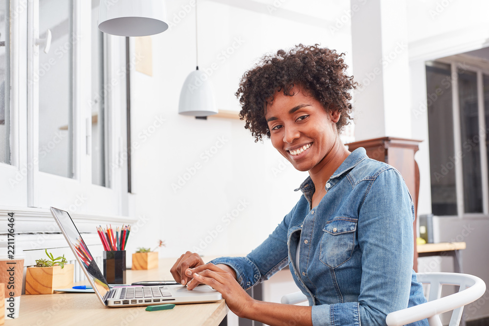 Studentin lernt am Laptop Computer im Studium Stock Photo | Adobe Stock