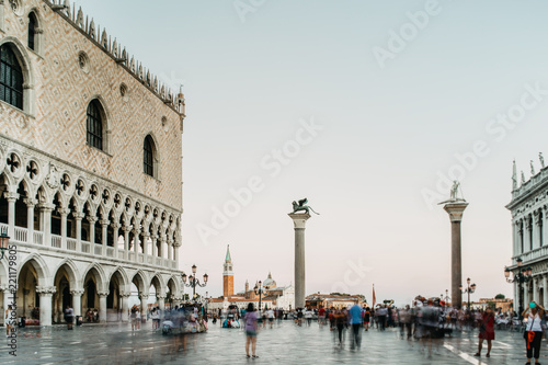 Touristen auf dem Markusplatz in Venedig 