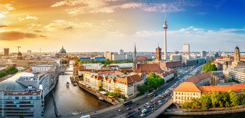 Obraz premium panoramiczny widok na centrum Berlina o zachodzie słońca