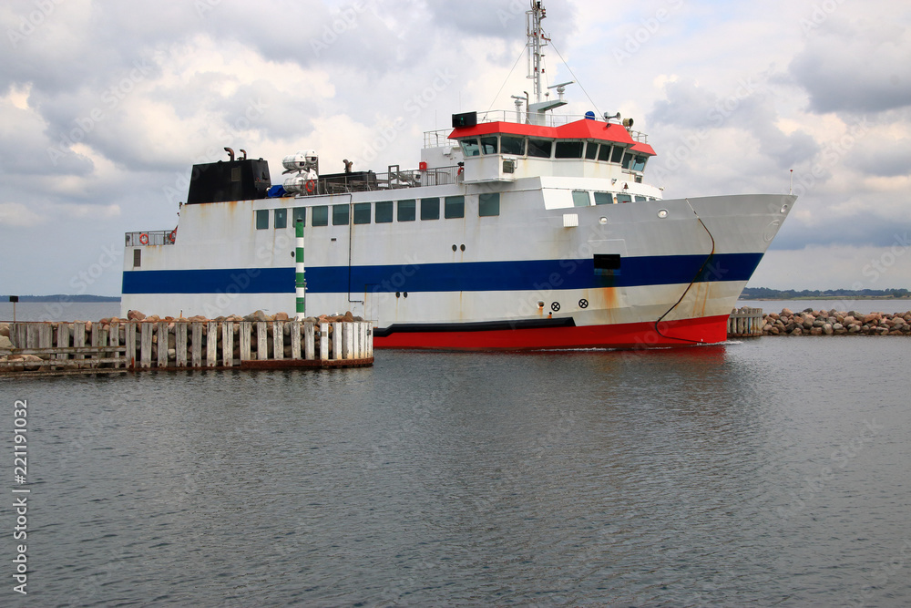 Sejero Fähre im Kattegat läuft in den Hafen von Havnso ein