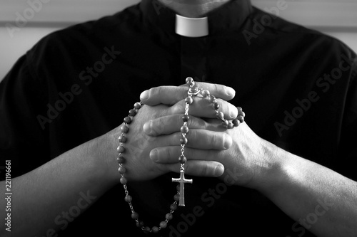 Priest with rosary beads Fototapet