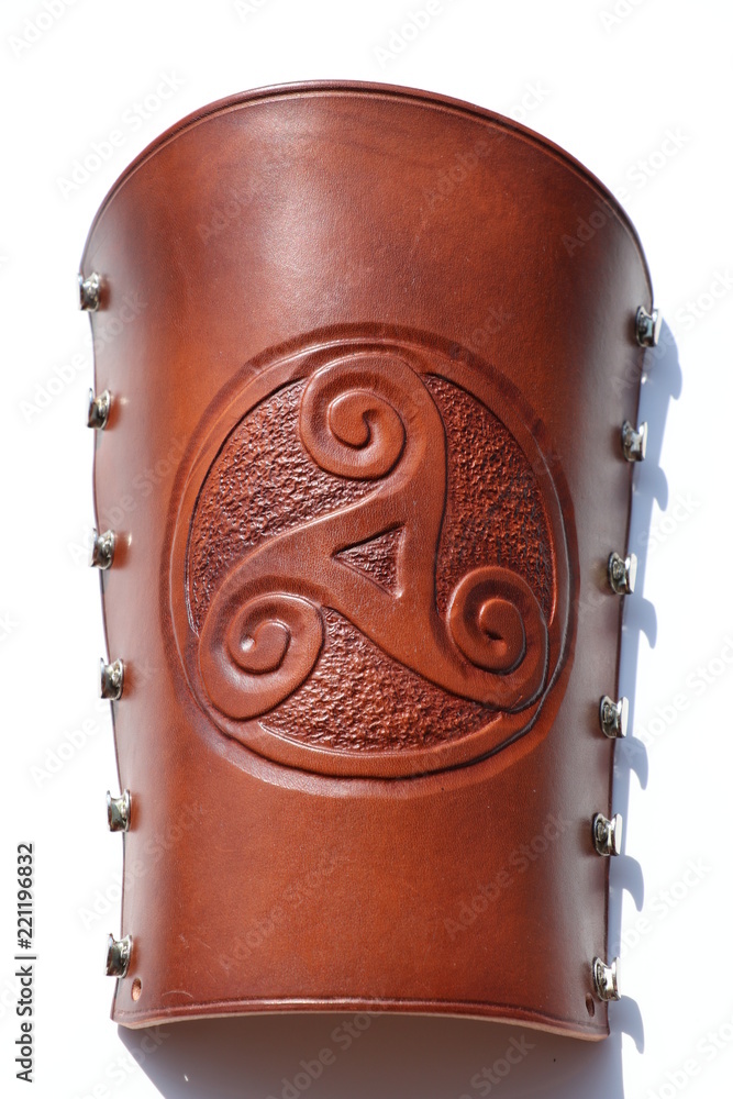 Leder Armschutz zum Bogenschießen/ Bogensport mit Triskele Stock Photo |  Adobe Stock