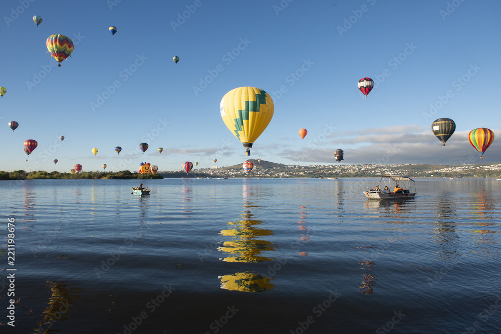 Fototapeta premium Globos aerostáticos en Festival de Globos en León Guanajuato