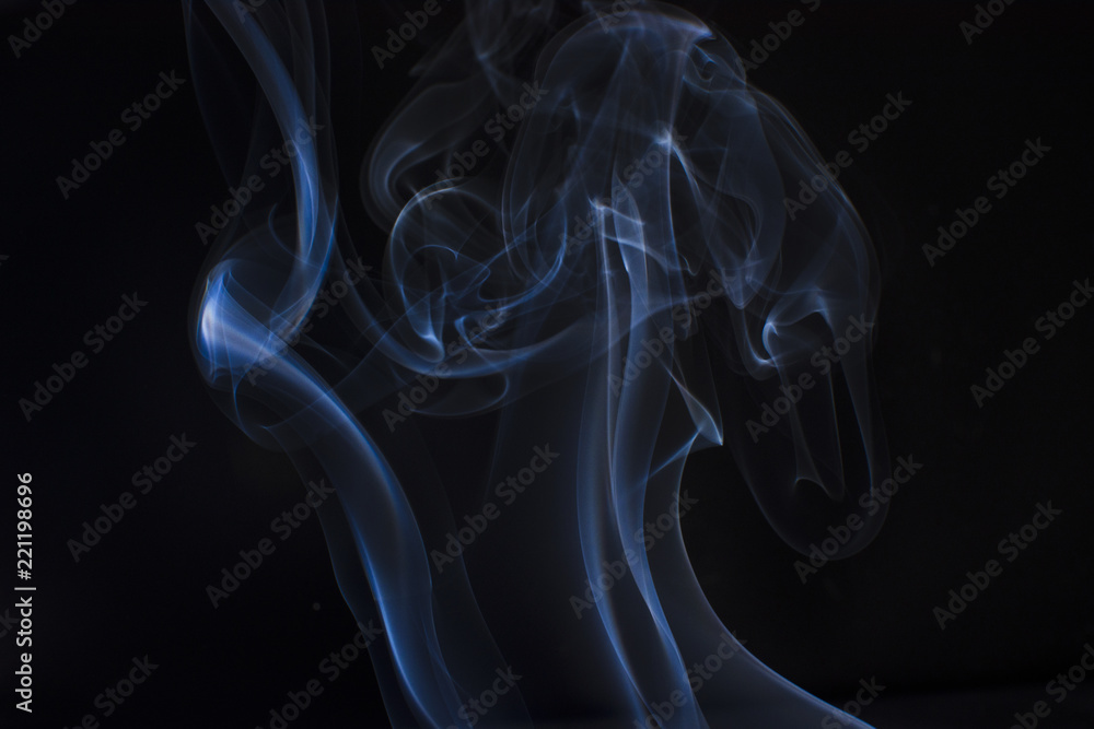 Humo de colores en fondo negro. Sensaciones. Dejar de fumar. Fondo. Texturas.inquietud. tranquilidad Humo de colores en fondo negro. Sensaciones. Dejar de fumar. Fondo. Texturas.inquietud. tranquilidad