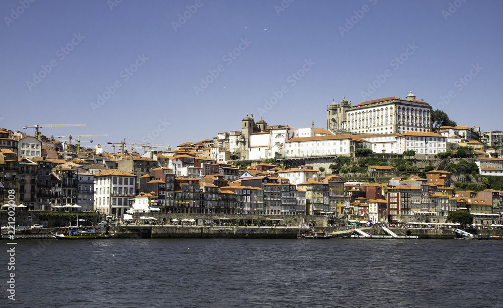 Turista vendo Porto, Portugal