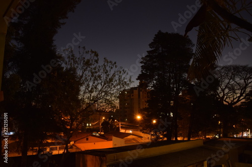 Iluminação noturna em praça pública