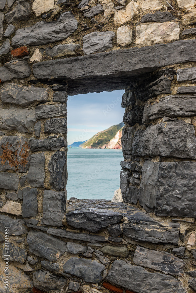 Φωτογραφία Sea view from a stone window of an old ruin castle wall in Portovenere, Liguria, Italy