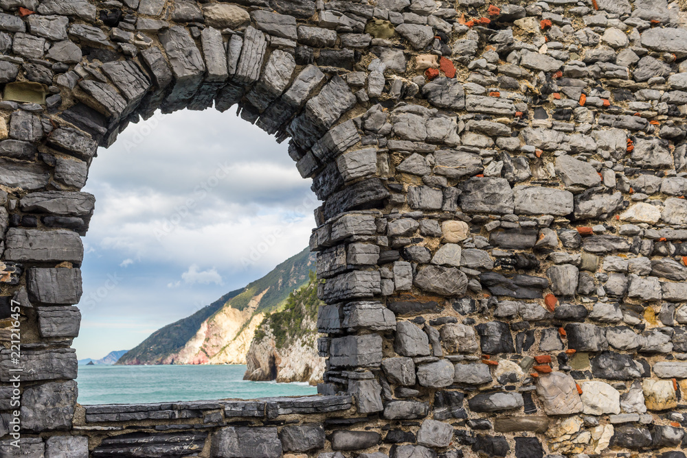 Φωτογραφία Sea view from a stone window of an old ruin castle wall in Portovenere, Liguria, Italy