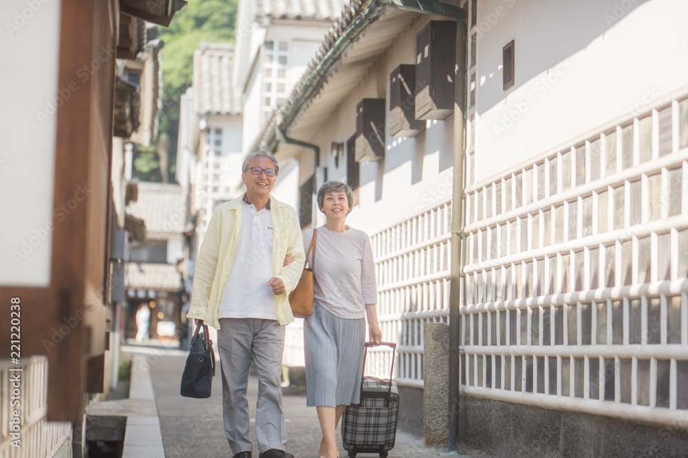 旅行を楽しむシニア夫婦 旅行を楽しむシニア夫婦
