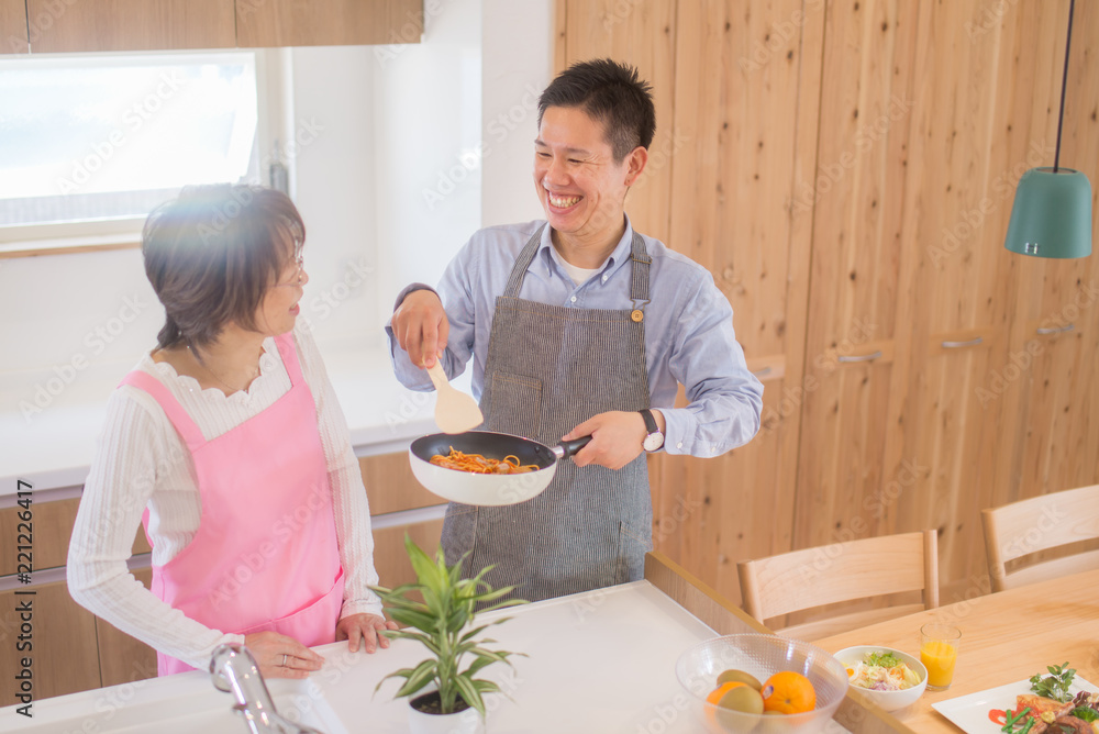 母親と料理をする若い男性 Stock Photo Adobe Stock