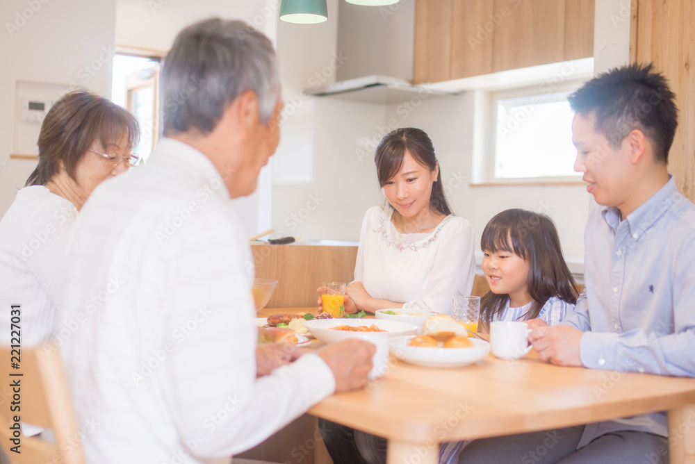 自宅で食事を楽しむ三世代家族