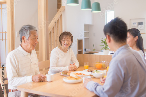 自宅で食事を楽しむ家族