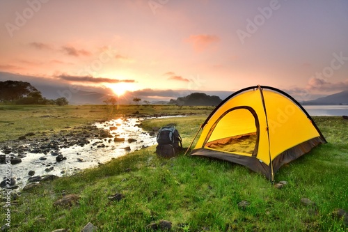 朝日の湖畔・キャンプの風景