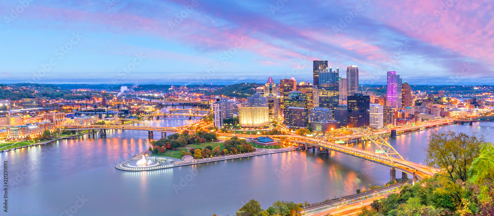Obraz premium Downtown skyline of Pittsburgh, Pennsylvania at sunset