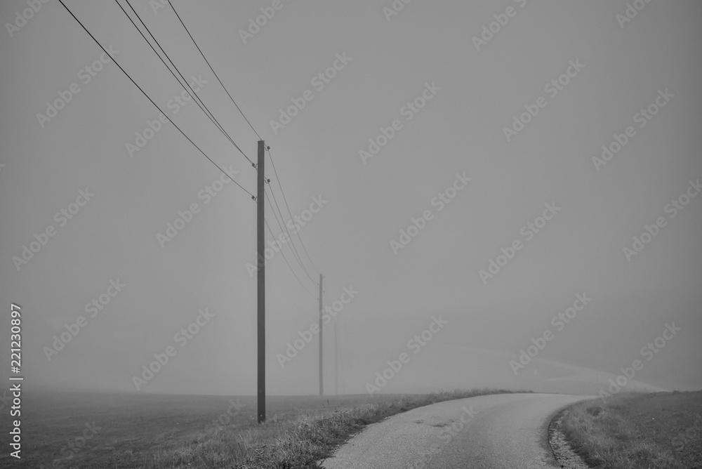 Stromleitung im Nebel