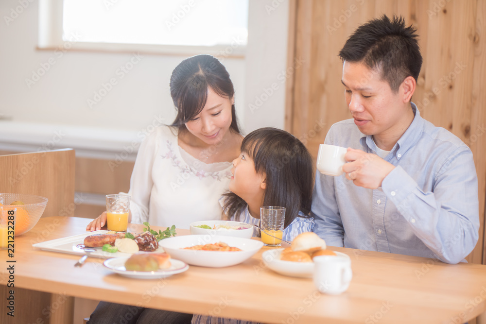 自宅で食事を楽しむ家族 自宅で食事を楽しむ家族